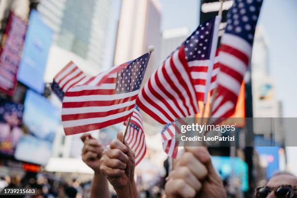 multitud de personas en el desfile navideño en times square, nueva york - cabalgata fotografías e imágenes de stock