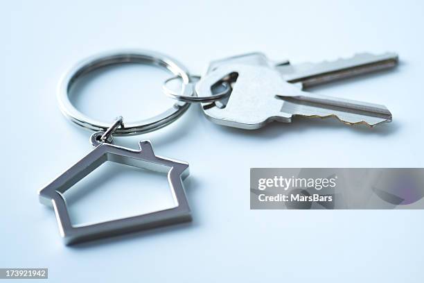 porte-clés en forme de la maison avec clés - clé de maison photos et images de collection