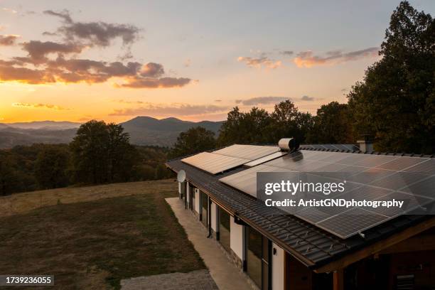 aerial view of solar powered house. - energia solar imagens e fotografias de stock