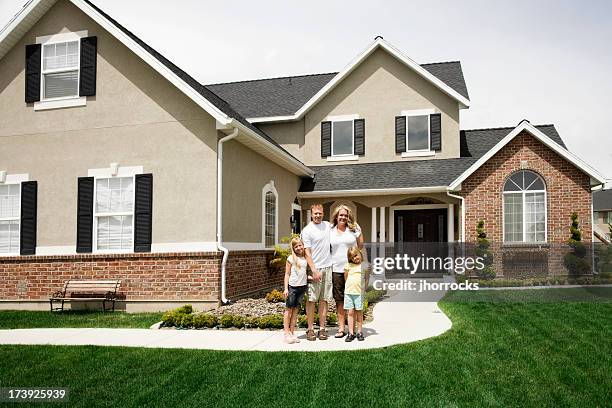 familia de cuatro en su casa - family in front of home fotografías e imágenes de stock