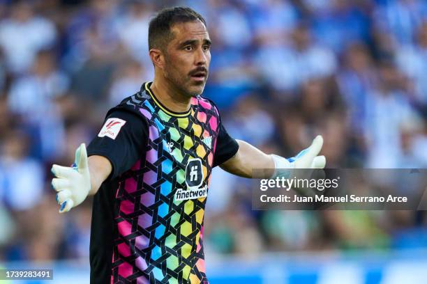 Claudio Bravo of Real Betis reacts during the LaLiga EA Sports match between Deportivo Alaves and Real Betis at Estadio de Mendizorroza on October...