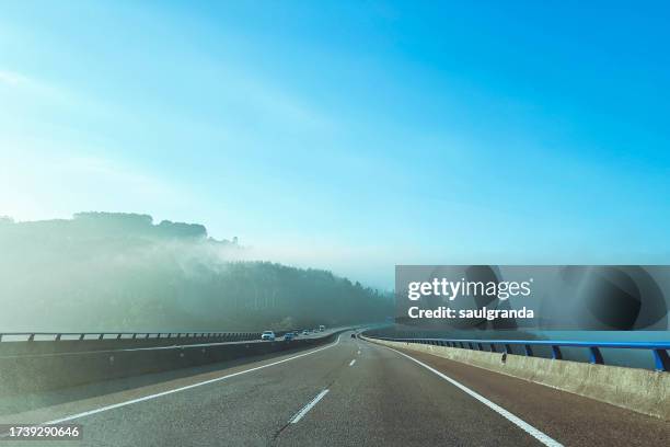 highway with fog in the background - estrada nacional imagens e fotografias de stock