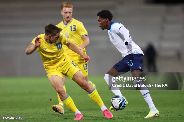 Jaden Philogene of England runs with the ball from Yegor Yarmolyuk and Volodymyr Salyuk of Ukraine during the Ukraine U-21 v England U-21 UEFA...