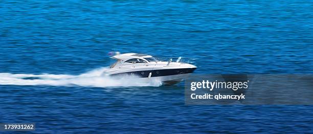 blanco lancha rápida. - speedboat fotografías e imágenes de stock