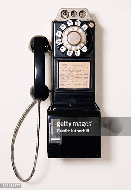 paiement ancien téléphone sur le mur - antique phone photos et images de collection