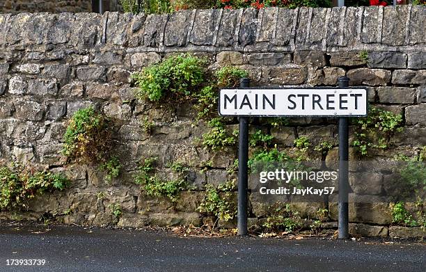 main street - straatnaambord stockfoto's en -beelden