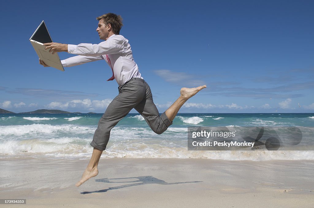 Empresario Chases computadora portátil en la playa