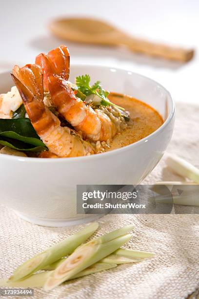 tom yum kung - tom yum suppe stock-fotos und bilder