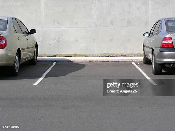 vacante espacio de estacionamiento sin servicio de valet - car copy space fotografías e imágenes de stock