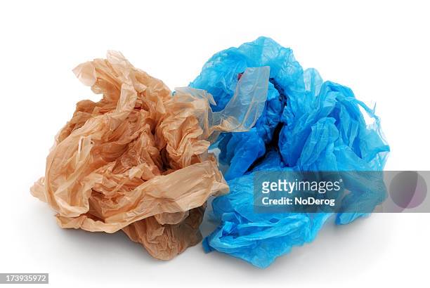 blau und braunem kunststoff einkaufssackerl - plastic bag stock-fotos und bilder
