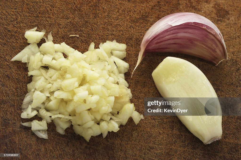 Fein gehacktem Knoblauch