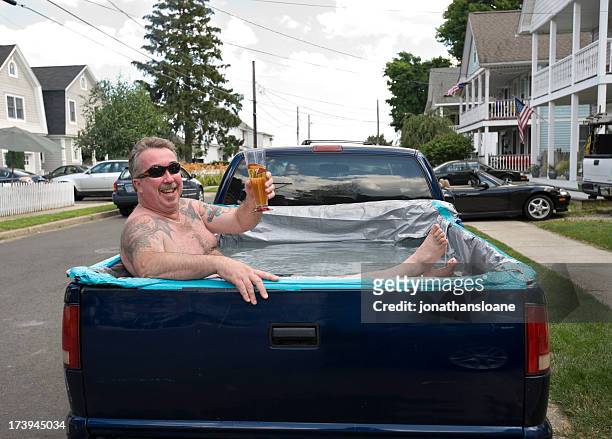 redneck piscina, homem relaxando em caminhonete - redneck - fotografias e filmes do acervo