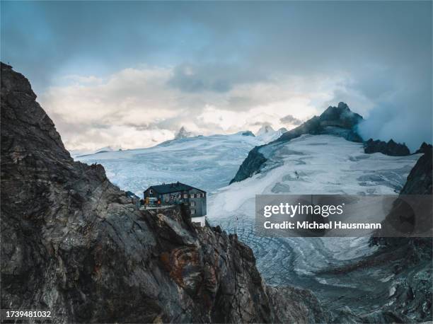 glacier view clouds - gletsjer stockfoto's en -beelden