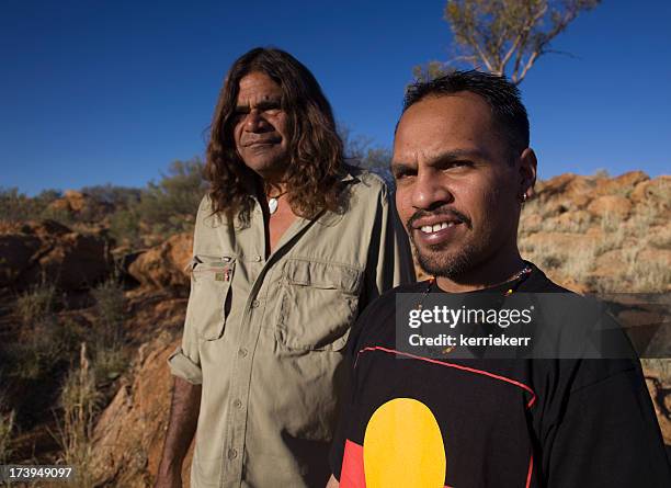 art aborigène hommes - bush australien photos et images de collection