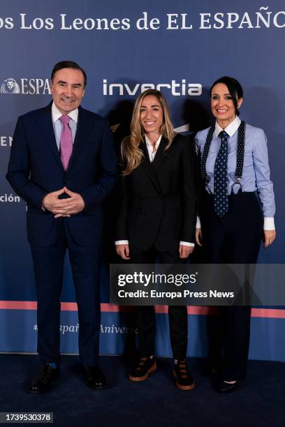 The director of El Español Pedro J. Ramirez, Real Madrid player Olga Carmona and Cruz Sanchez de Lara, during the award ceremony Los Leones de EL...