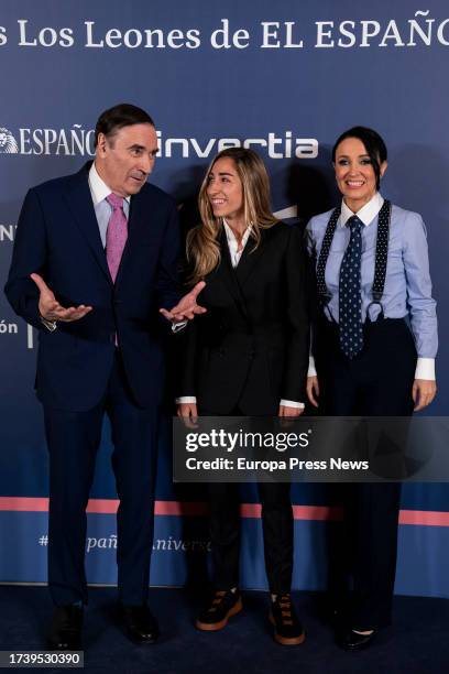 The director of El Español Pedro J. Ramirez, Real Madrid player Olga Carmona and Cruz Sanchez de Lara, during the award ceremony Los Leones de EL...