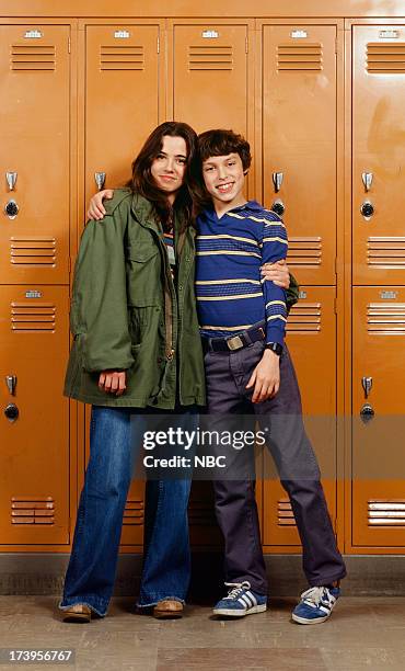 Season 1 Gallery -- Pictured: John Francis Daley as Sam Weir and Linda Cardellini as Lindsay Weir --