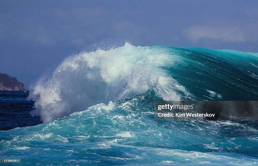 Large wave breaking on reef