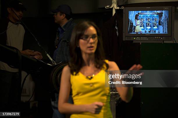 expedición Isla Stewart volatilidad Inside Televisa Studios For A Foro Tv News Broadcast Fotografías e imágenes  de stock - Getty Images