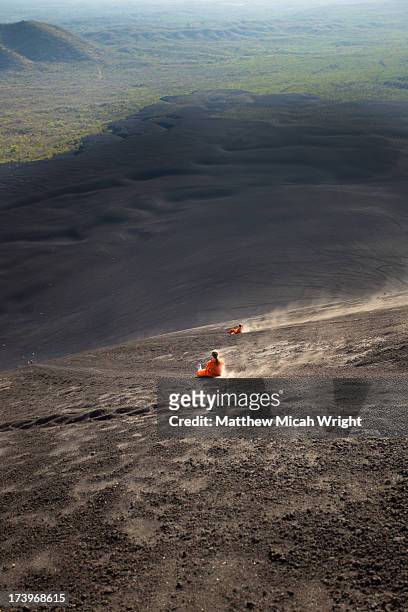 the extreme sport of volcano boarding - leon boden stock-fotos und bilder