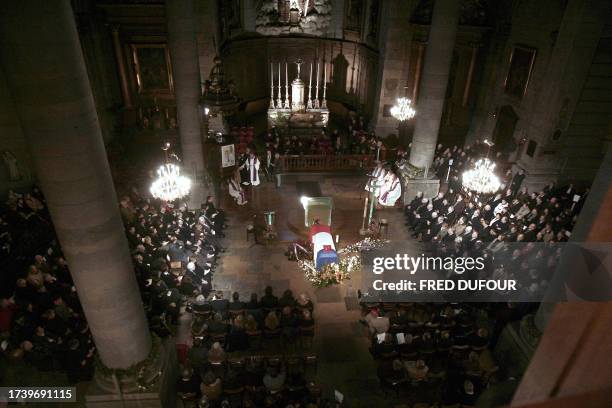 Des personnes assistent aux obsèques de l'ancien président de l'Assemblée nationale, Raymond Forni, le 09 janvier 2008 en la basilique Saint-Pierre...