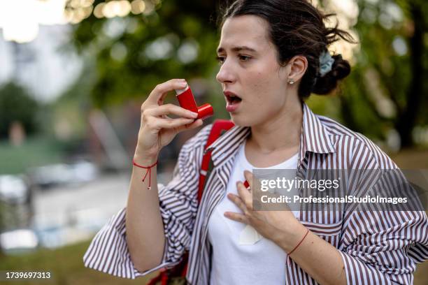 asma não tira um dia de folga - inalador-de-alívio-para-asma - fotografias e filmes do acervo