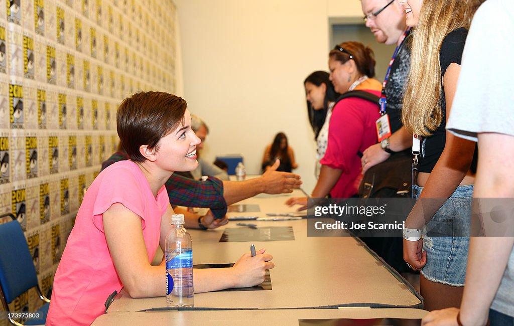 "Ender's Game" and "Divergent" Cast Autograph Signing