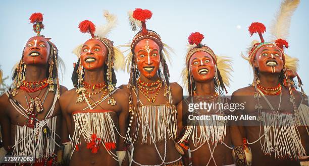 men dance the yaake during gerewol - african tribal culture 個照片及圖片檔