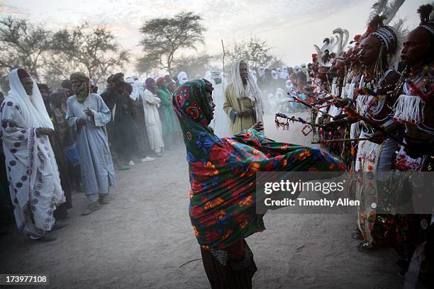 wodaabe tribe gerewol courtship ritual competition - gerewol courtship ritual competition stock pictures, royalty-free photos & images