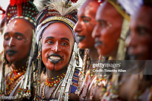 wodaabe tribe gerewol courtship ritual competition - gerewol courtship ritual competition stock pictures, royalty-free photos & images