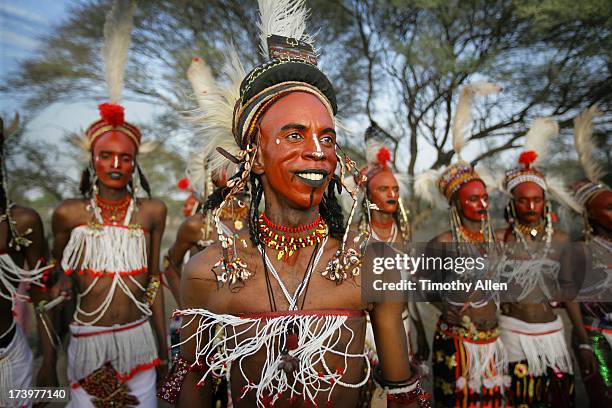 a line of men with red ochre face paint dancing - gerewol courtship ritual competition stock pictures, royalty-free photos & images