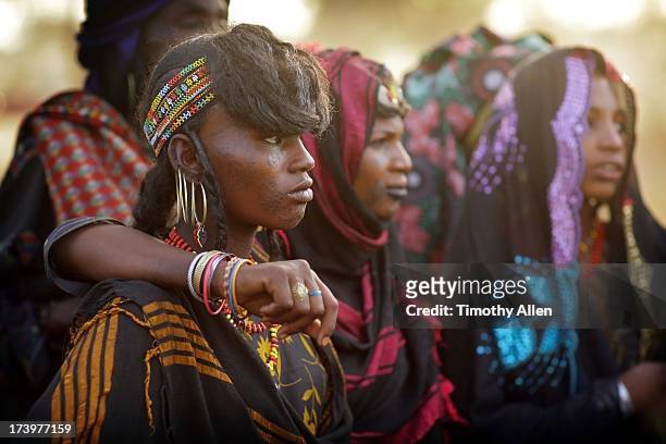 wodaabe women watch men dancing - gerewol courtship ritual competition stock pictures, royalty-free photos & images