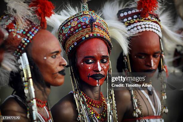 men dance the yaake during gerewol - gerewol courtship ritual competition stock pictures, royalty-free photos & images