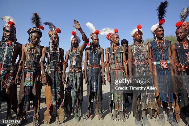 wodaabe tribe gerewol courtship ritual competition - gerewol courtship ritual competition stock pictures, royalty-free photos & images