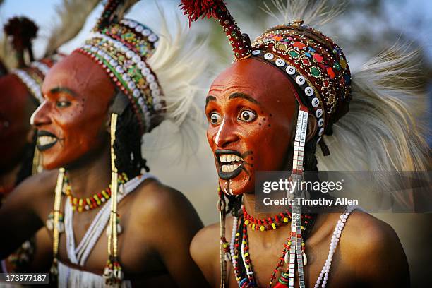 wodaabe tribe gerewol courtship ritual competition - gerewol courtship ritual competition stock pictures, royalty-free photos & images