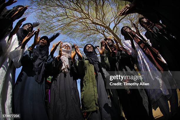 wodaabe tribe gerewol courtship ritual competition - gerewol courtship ritual competition stock pictures, royalty-free photos & images