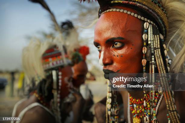 wodaabe tribe gerewol courtship ritual competition - gerewol courtship ritual competition stock pictures, royalty-free photos & images