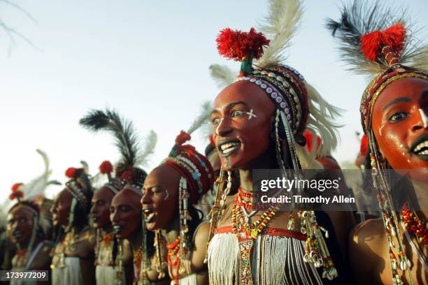 wodaabe tribe gerewol courtship ritual competition - gerewol courtship ritual competition stock pictures, royalty-free photos & images