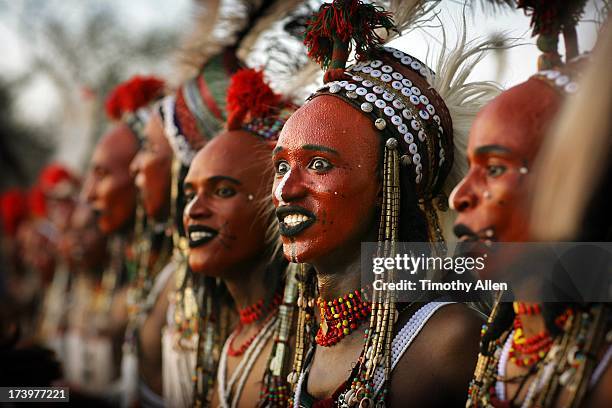 wodaabe tribe gerewol courtship ritual competition - gerewol courtship ritual competition stock pictures, royalty-free photos & images