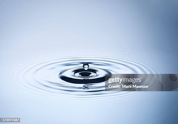 water drop - hinfallen stock-fotos und bilder