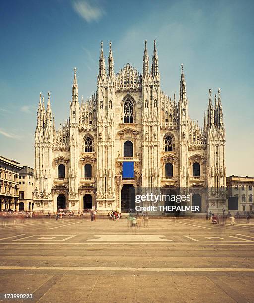 mailänder dom und die piazza del duomo - dome stock-fotos und bilder