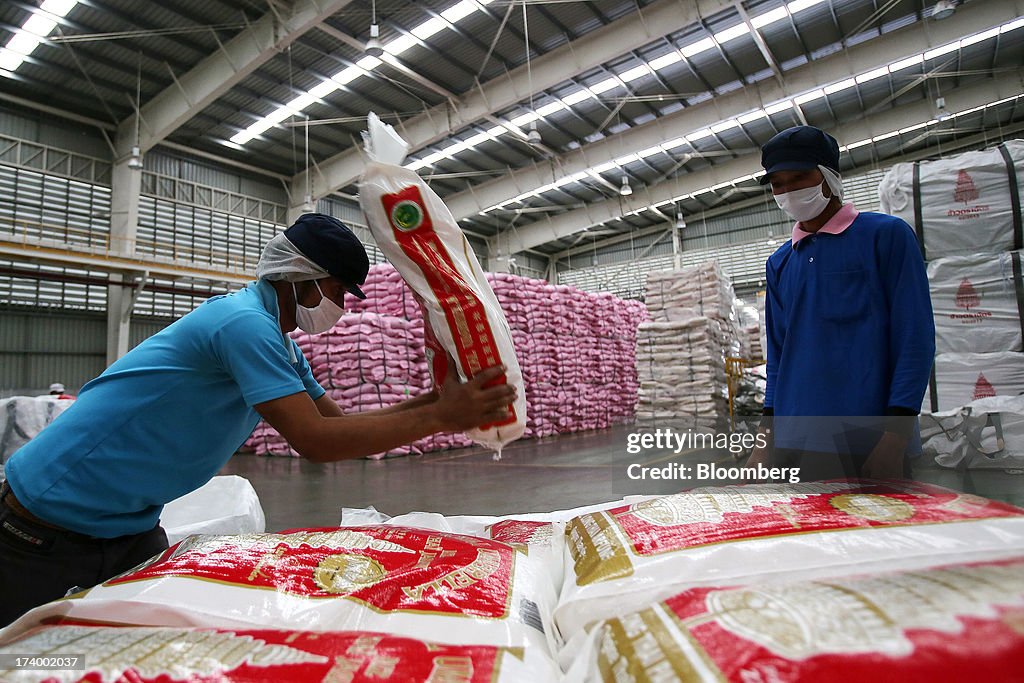 Thai Prime Minister Yingluck Shinawatra Tours Charoen Pokphand Group's Rice Processing Facility