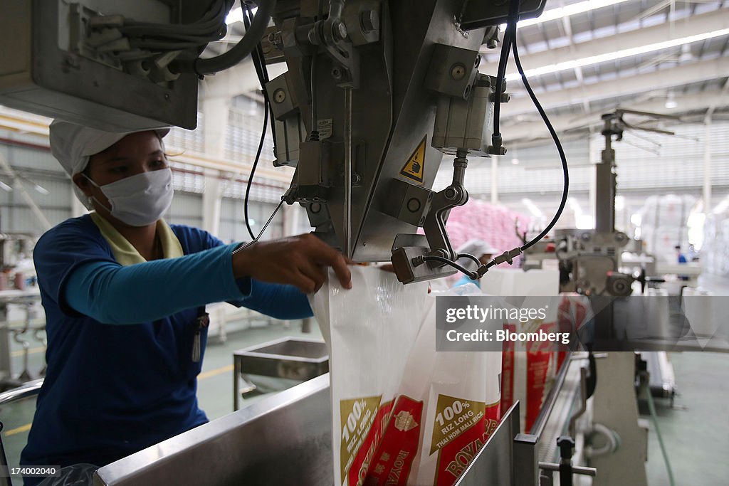 Thai Prime Minister Yingluck Shinawatra Tours Charoen Pokphand Group's Rice Processing Facility