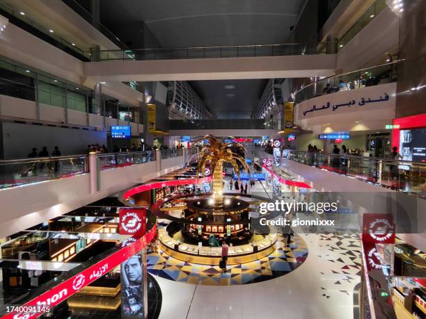 aeroporto internacional do dubai, emirados árabes unidos - aeroporto internacional de dubai - fotografias e filmes do acervo