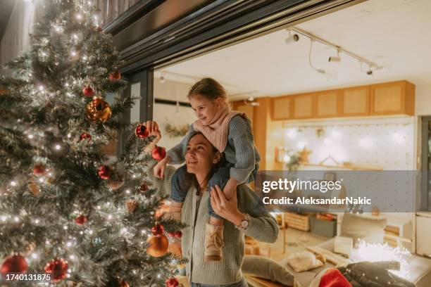 decorar nuestro árbol de navidad al aire libre - decorar fotografías e imágenes de stock