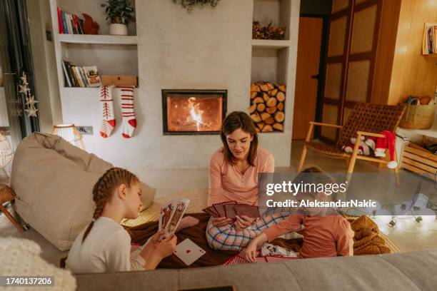 playing card games while waiting for santa - bordspel stockfoto's en -beelden