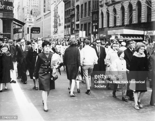 Crowded crosswalk, Herald Square, 34th Street, New York, New York, 19th or 20th century.