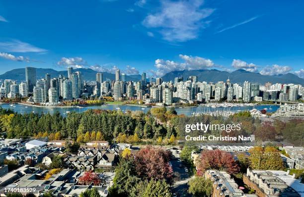 vancouver-water, city and mountains - vancouver canada stockfoto's en -beelden