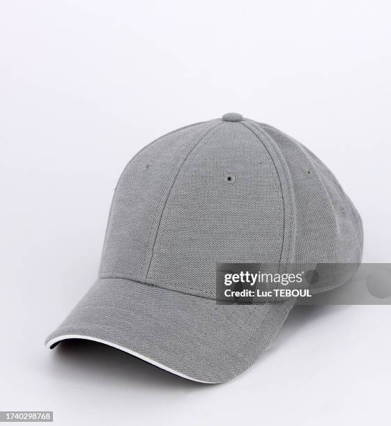 gray fabric baseball cap on white background - chapéu cinzento - fotografias e filmes do acervo