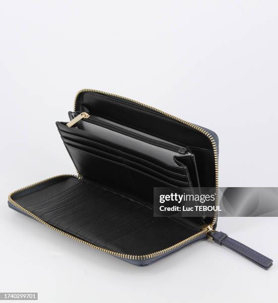 black leather pouch for open - bolso abierto fotografías e imágenes de stock